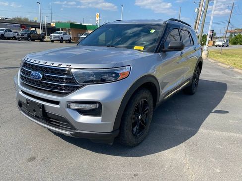 Used 2020 Ford Explorer XLT w/ Equipment Group 202A AWD/4WD image 3