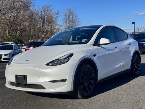 Used 2022 Tesla Model Y Long Range image 3