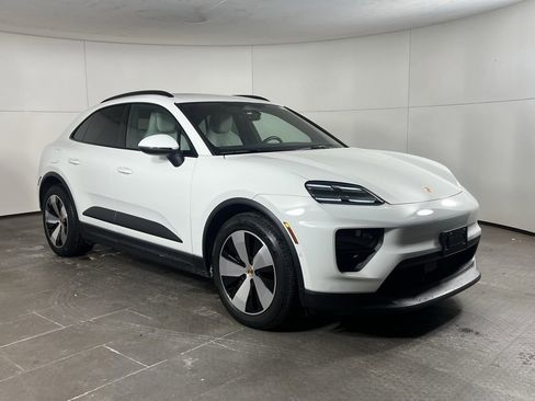 Certified 2024 Porsche Macan 4 Electric image 9