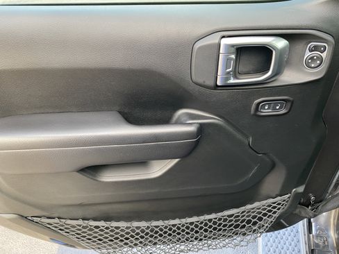 Used 2018 Jeep Wrangler Sport image 9