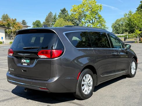 Used 2017 Chrysler Pacifica Touring-L FWD image 6