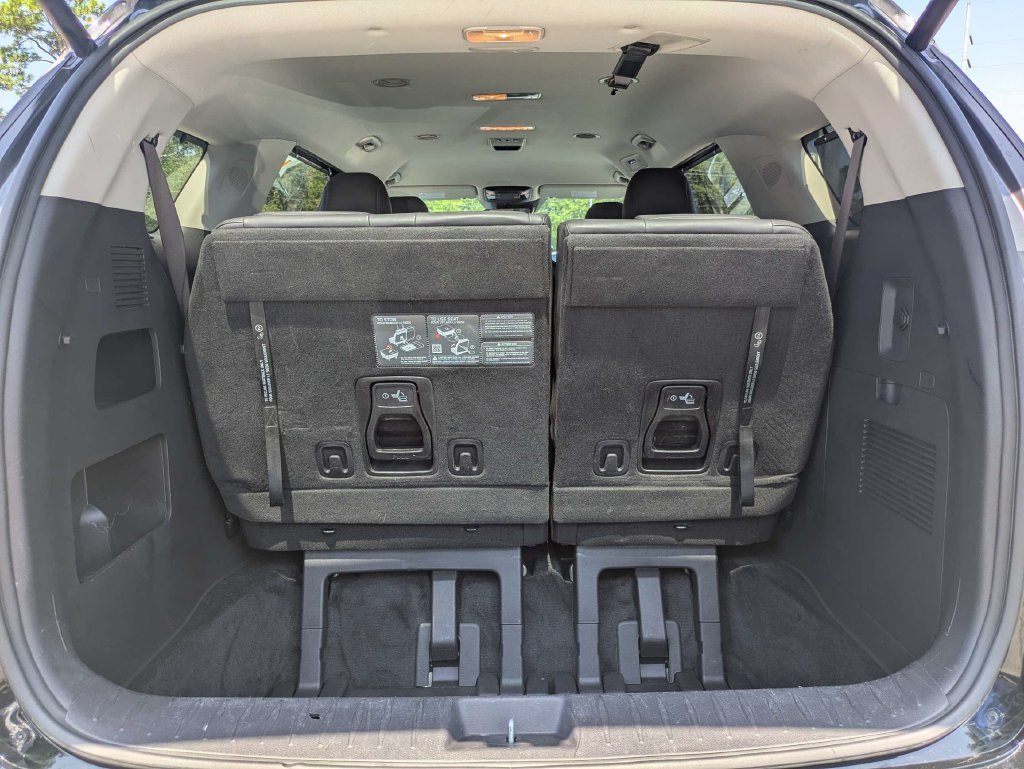 Used 2024 Kia Carnival EX FWD image 13