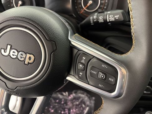 Used 2025 Jeep Wrangler Unlimited Sahara AWD/4WD image 25