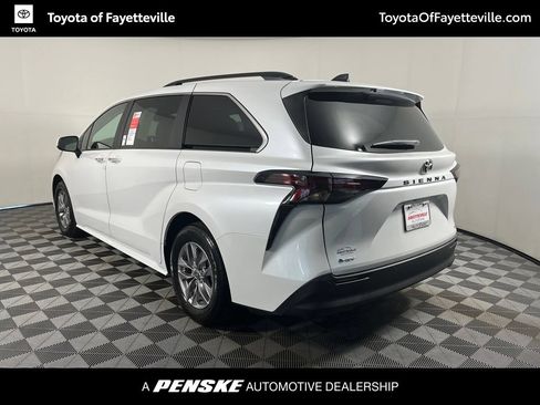 Used 2026 Toyota Sienna XLE FWD image 3