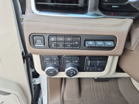 Used 2024 GMC Yukon XL Denali w/ Advanced Technology Package image 34