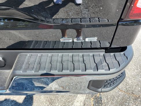 New 2026 GMC Sierra 1500 SLE image 3