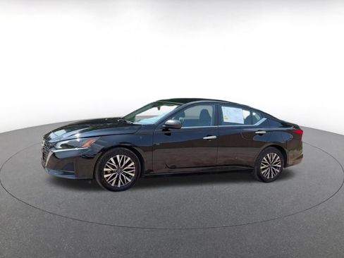Used 2025 Nissan Altima 2.5 SV FWD image 8