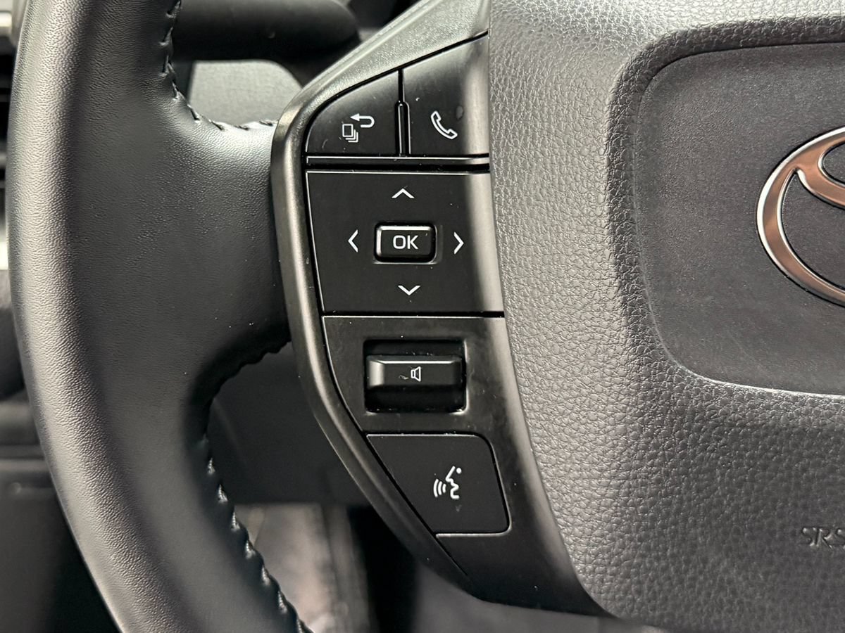 Used 2025 Toyota Prius LE FWD image 16