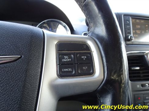 Used 2014 Chrysler Town & Country Touring-L w/ Driver Convenience Group FWD image 23
