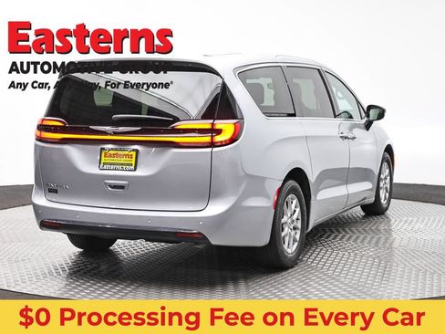 Used 2024 Chrysler Pacifica Touring-L FWD image 5