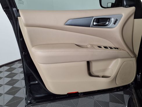 Used 2018 Nissan Pathfinder SL FWD image 17
