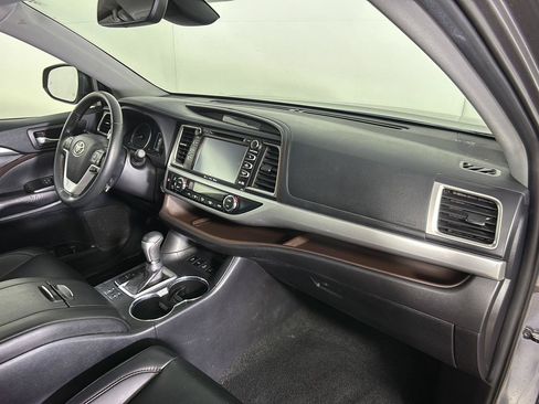 Used 2019 Toyota Highlander XLE AWD/4WD image 23