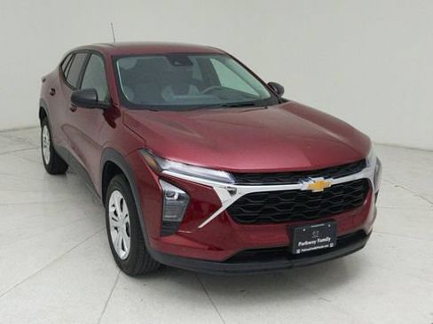 Used 2025 Chevrolet Trax LS FWD image 8