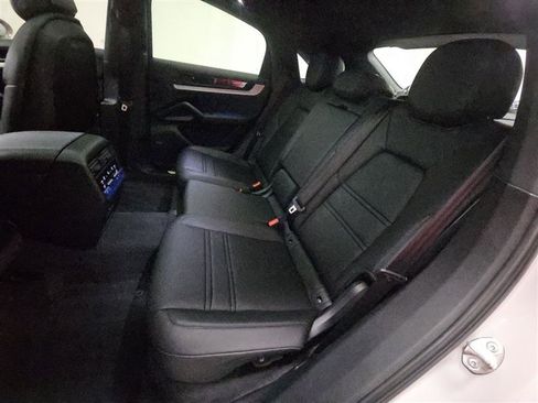 Used 2025 Porsche Cayenne S AWD/4WD image 9