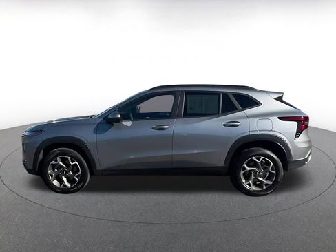 Used 2025 Chevrolet Trax LT FWD image 9