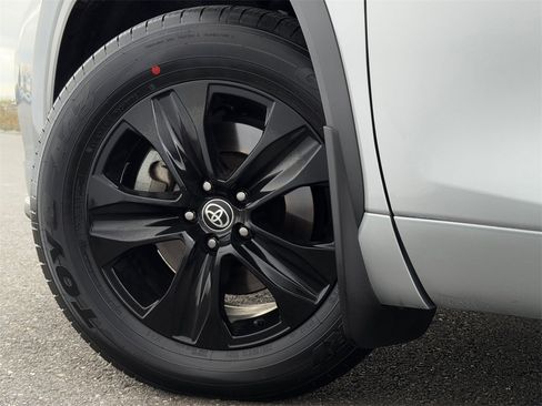 Certified 2023 Toyota Highlander XLE image 27