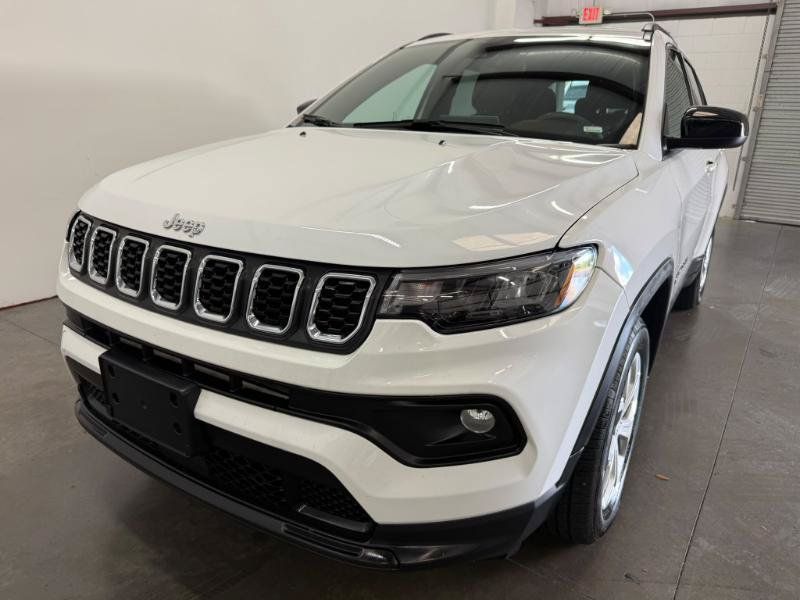 Used 2024 Jeep Compass Latitude AWD/4WD image 4