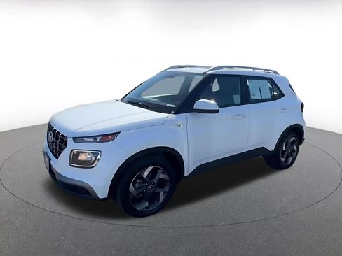 Used 2025 Hyundai Venue SEL image 8