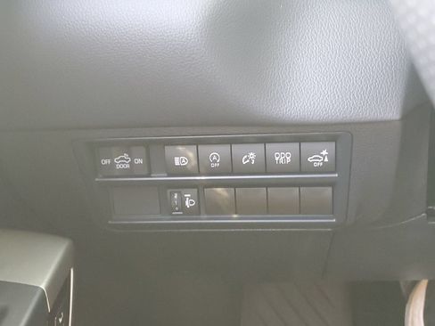 Used 2025 Toyota Tundra Limited AWD/4WD image 21