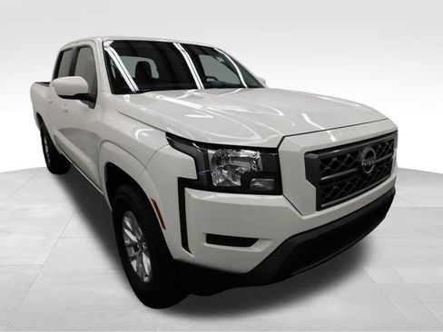 Used 2024 Nissan Frontier SV image 2