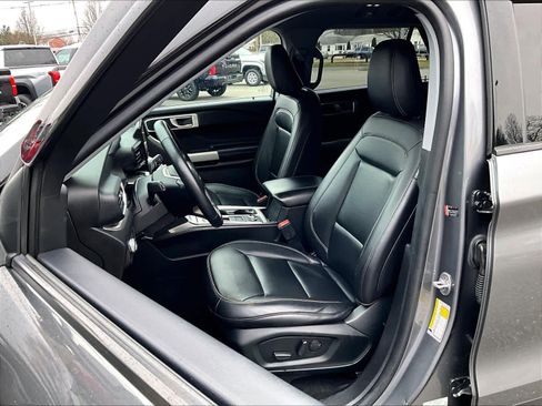 Used 2022 Ford Explorer XLT w/ Equipment Group 202A image 10