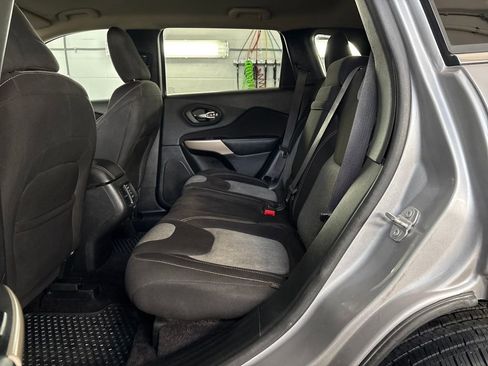 Used 2018 Jeep Cherokee Latitude w/ Cold Weather Group image 27