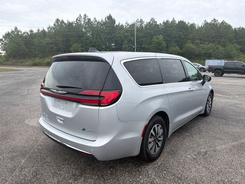 Used 2023 Chrysler Pacifica Touring-L FWD image 6