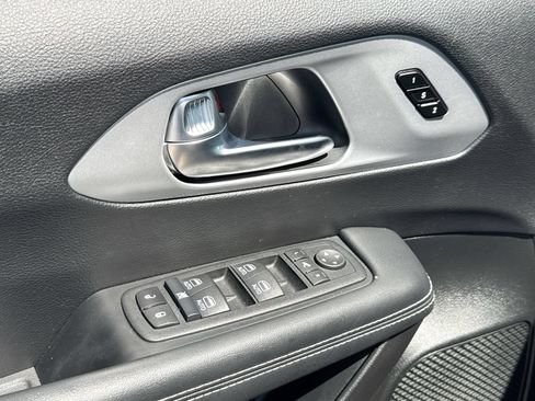 Used 2025 Chrysler Pacifica Limited FWD image 13