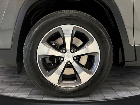 Used 2019 Jeep Cherokee Limited image 32