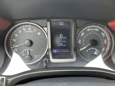 Used 2018 Toyota Tacoma TRD Off-Road AWD/4WD image 17