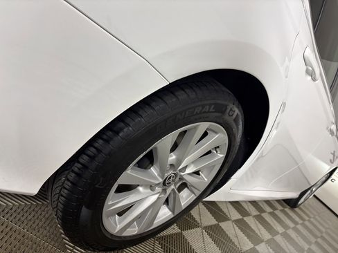 Used 2021 Toyota Camry LE image 31