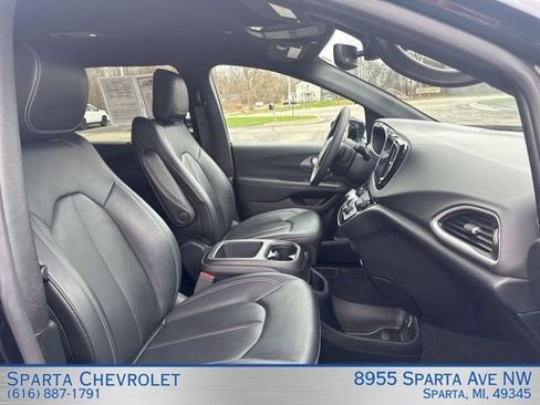 Used 2025 Chrysler Pacifica Select FWD image 26