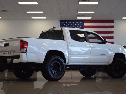 Used 2017 Toyota Tacoma SR AWD/4WD image 37