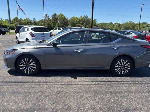 Used 2025 Nissan Altima 2.5 SV FWD image 2