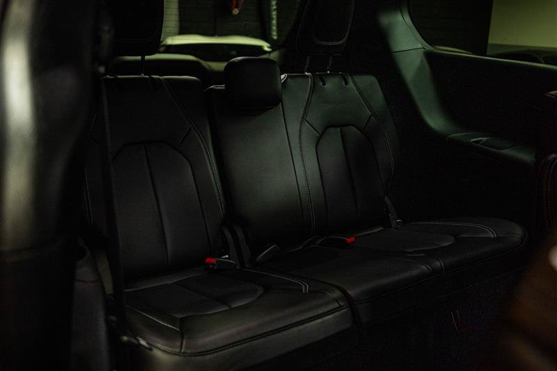 Used 2025 Chrysler Pacifica Select FWD image 11