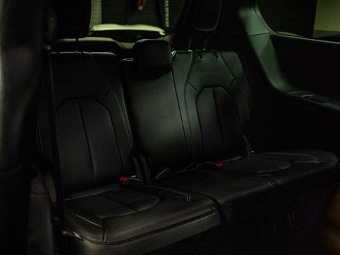 Used 2025 Chrysler Pacifica Select FWD image 11