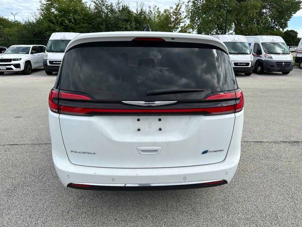 Used 2024 Chrysler Pacifica Limited FWD image 8