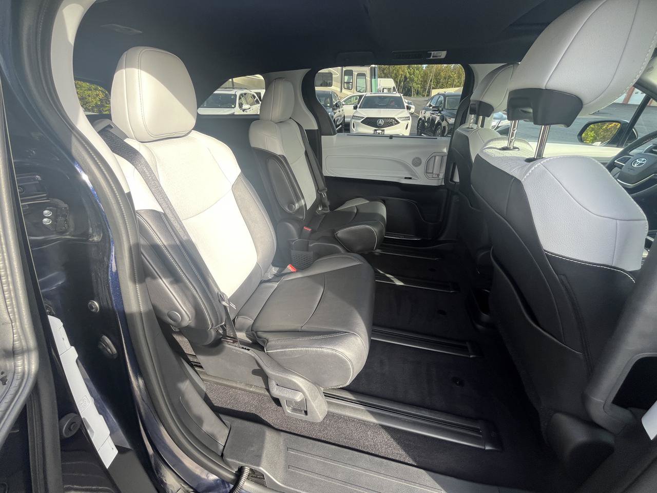 Used 2025 Toyota Sienna XSE AWD/4WD image 17