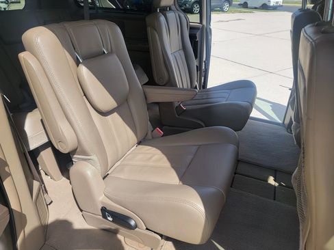 Used 2013 Chrysler Town & Country Touring-L w/ Entertainment Group #2 FWD image 16