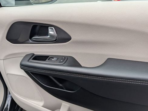 Used 2023 Chrysler Pacifica Touring-L image 23