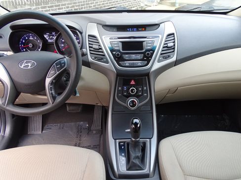 Used 2014 Hyundai Elantra SE image 9