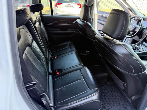 Used 2023 Jeep Grand Cherokee Limited AWD/4WD image 17