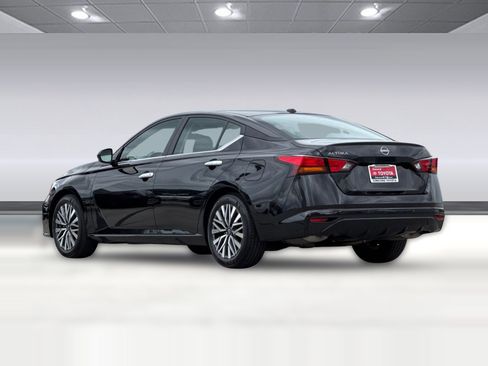 Used 2025 Nissan Altima 2.5 SV FWD image 8