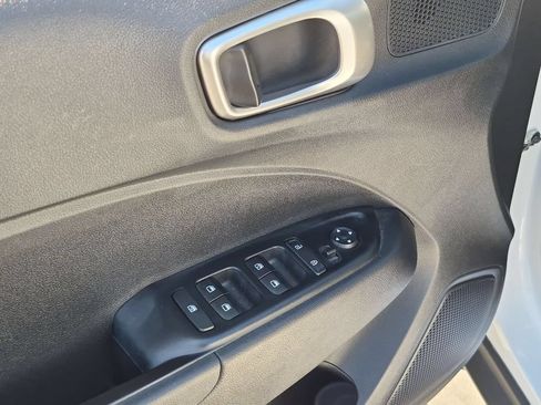 Used 2025 Hyundai Venue SEL FWD image 13