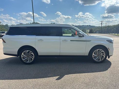 Used 2025 Lincoln Navigator L Reserve AWD/4WD image 5