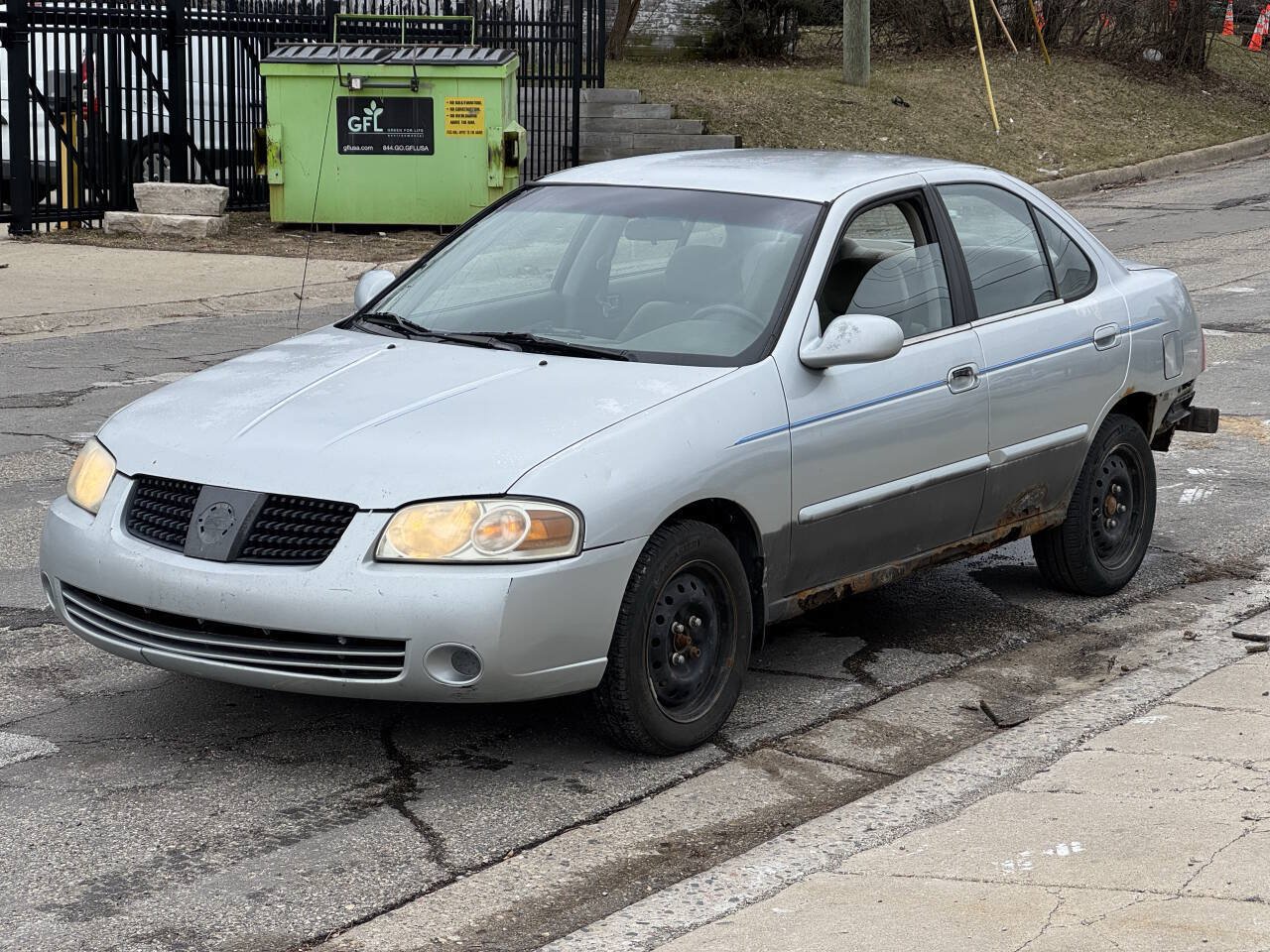 Used 2004 Nissan Sentra S w/ Road Trip Pkg FWD image 1