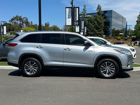 Used 2019 Toyota Highlander XLE w/ Carpet Mat Package (TMS) AWD/4WD image 2