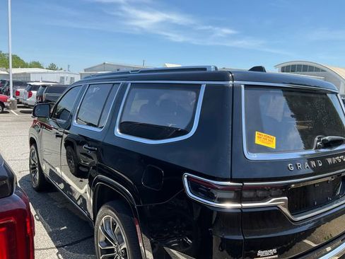 Used 2022 Jeep Grand Wagoneer Series III w/ Flexible Seating Group AWD/4WD image 4