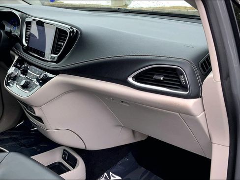 Used 2023 Chrysler Pacifica Touring-L image 15