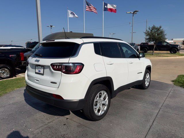 Used 2024 Jeep Compass Latitude AWD/4WD image 7